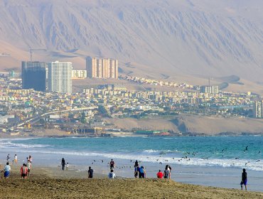 Joven madre tras salvar a su hija y otro menor de las olas, muere ahogada en playa de Iquique