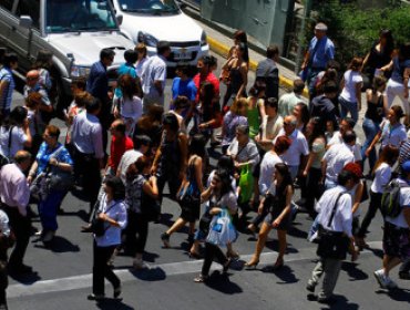 Encuesta Cadem: Casi la mitad de los chilenos siente que “tienen muy poca influencia en las decisiones del país”