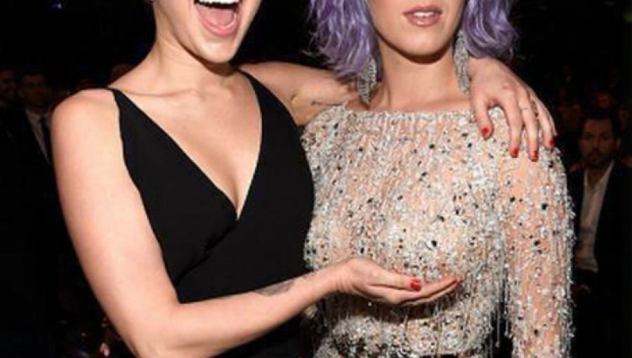 Miley Cyrus no perdió el tiempo y “manoseó” a Katy Perry en los Grammy