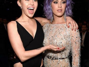 Miley Cyrus no perdió el tiempo y “manoseó” a Katy Perry en los Grammy