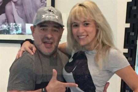 Diego Maradona reaparece con nuevo rostro después de someterse a una cirugía facial
