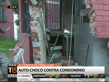 Delincuentes que huían de la policía en un auto robado chocaron contra un condominio en Peñalolén