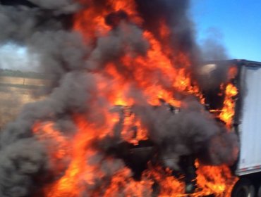 Bomberos de Chillán trabaja en controlar incendio en Ruta 5 Sur