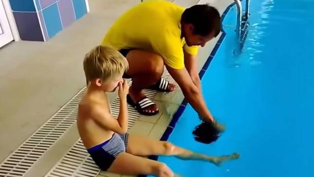 Si te complica ponerte el gorro de piscina, esta técnica te sorprenderá