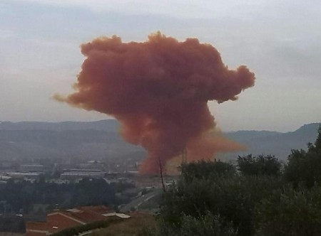 España: Impresionante nube tóxica obliga a más de 65 mil personas a no salir de sus casas por más de dos horas