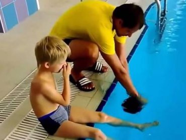 Si te complica ponerte el gorro de piscina, esta técnica te sorprenderá