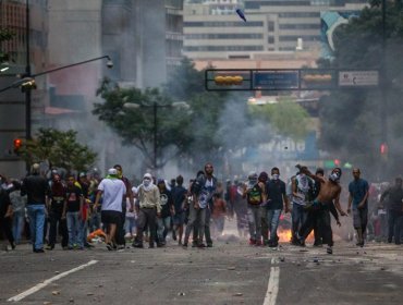 Encapuchados y Policía se enfrentan tras protestas en Caracas y San Cristóbal