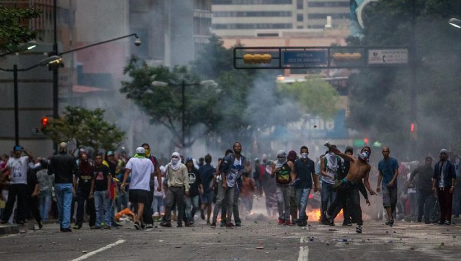 Encapuchados y Policía se enfrentan tras protestas en Caracas y San Cristóbal