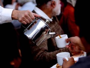 Para no creerlo: Mujer pasó la noche encerrada en cafetería de Las Condes