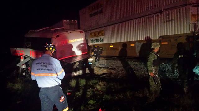 Colisión de autobús y tren deja por lo menos 20 muertos en el norte de México