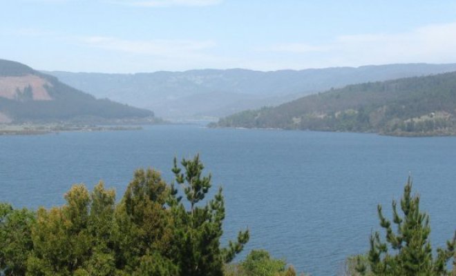 Encuentran cadáver de hombre de 31 años, flotando en el lago Lleu Lleu