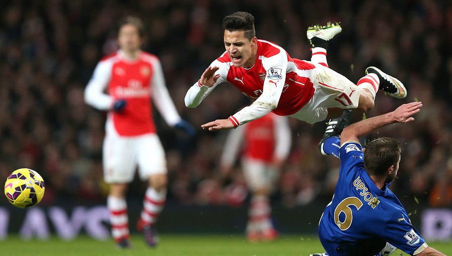 Lesión en la rodilla complica a Alexis y no jugaría ante el Boro por Copa FA