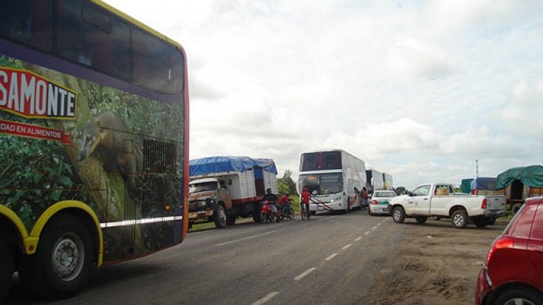 Paraguayos bloquean puestos fronterizos con Argentina y Brasil