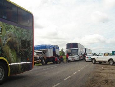 Paraguayos bloquean puestos fronterizos con Argentina y Brasil
