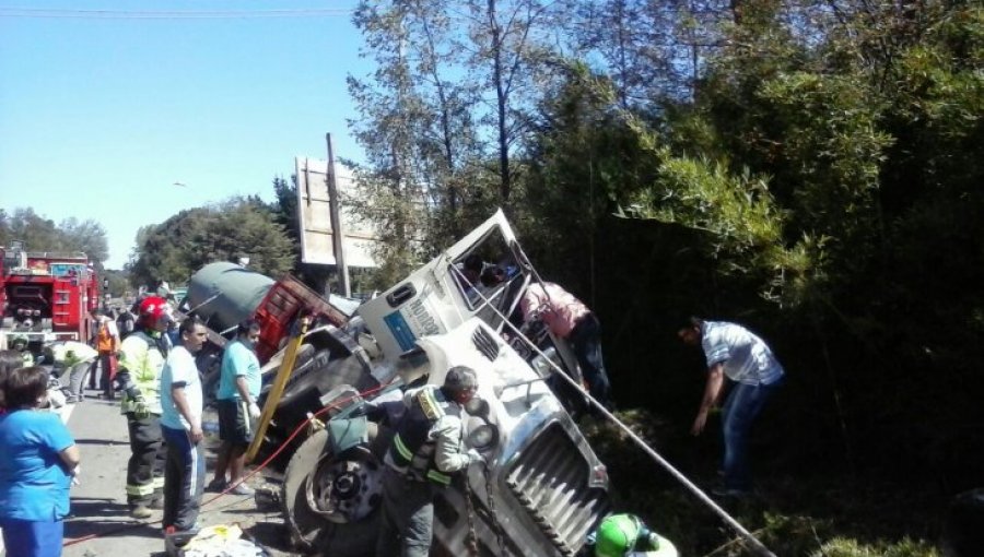 Dos lesionados tras choque de camiones en ruta Cunco a Padre las Casas