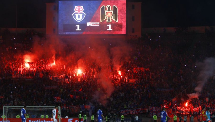 Universidad de Chile evaluará vender sólo a abonados si se repiten bengalas de hinchas