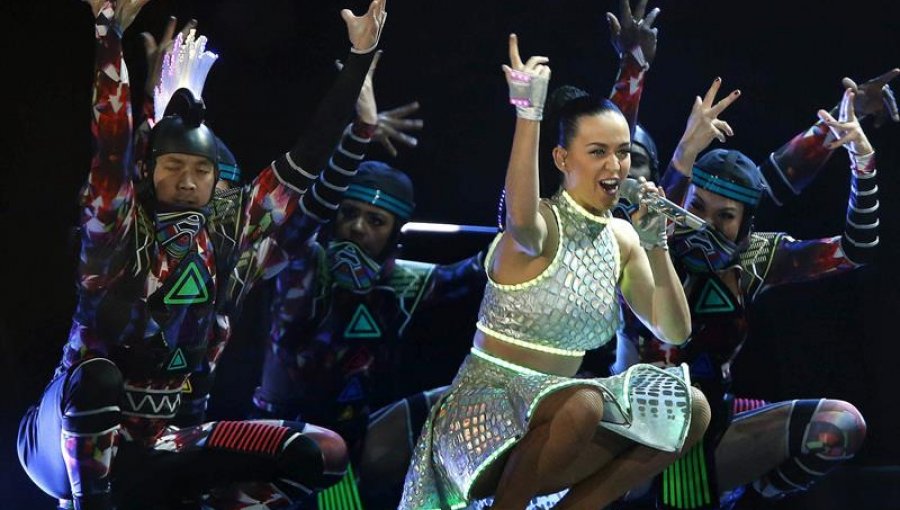 Katy Perry despliega su música y fuegos artificiales en Barcelona