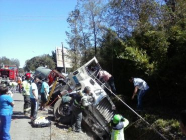 Dos lesionados tras choque de camiones en ruta Cunco a Padre las Casas