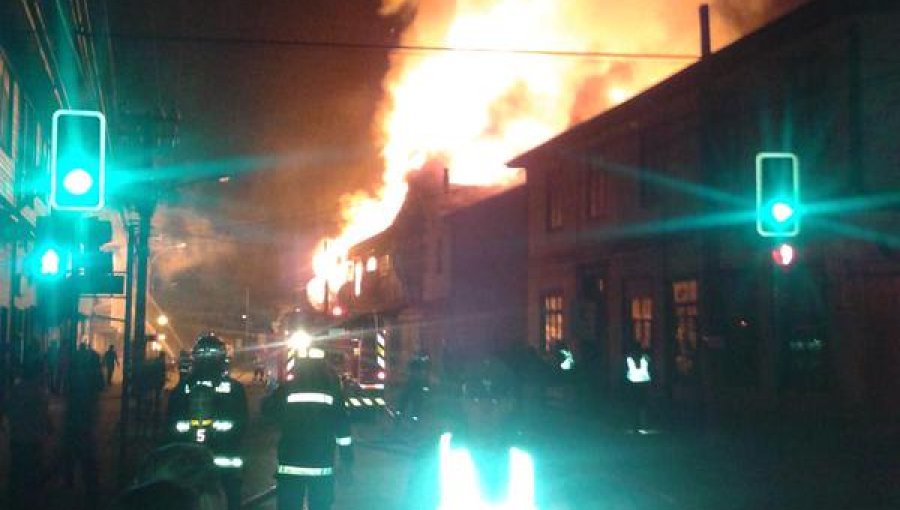 Incendio destruyó supermercado, casas y terminal de buses en Cañete