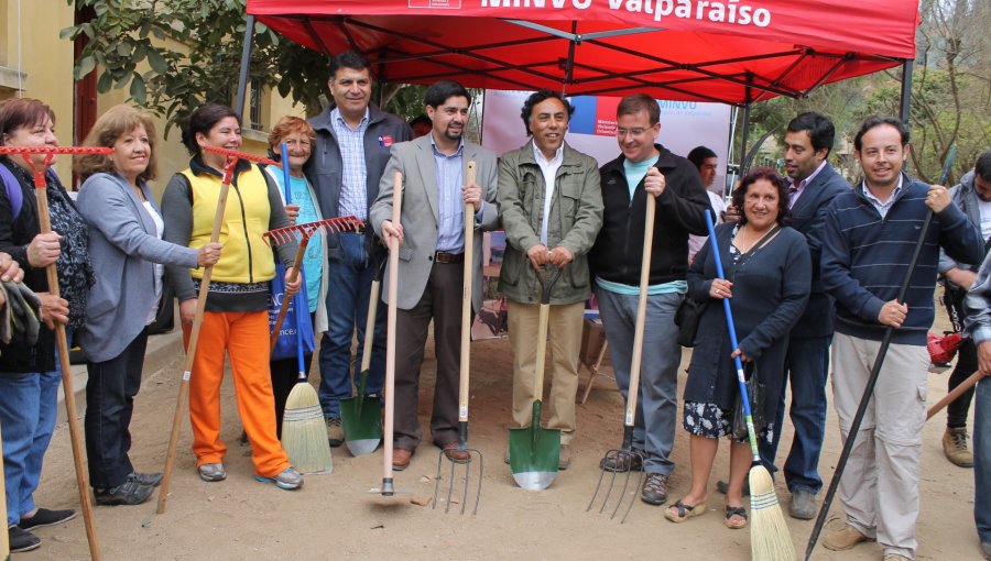 MINVU desarrolla masivos operativos medioambientales en barrios de la reconstrucción de Valparaíso