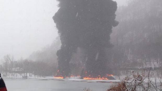 Cientos de evacuados en EEUU por descarrilamiento de tren cargado de petróleo