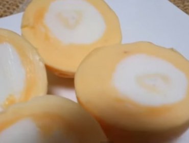 Sorprendente video muestra cómo invertir el color de los huevos cocidos