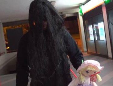 Espeluznante "bruja" asusta a transeúntes en medio de la noche