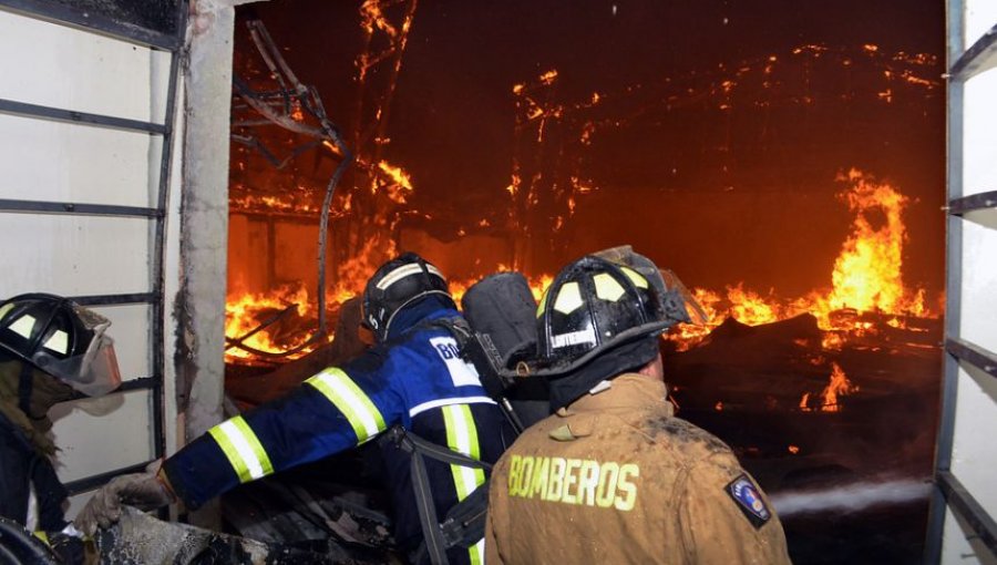 Incendio destruyó por completo supermercado La Fama de Santa Cruz