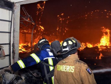 Incendio destruyó por completo supermercado La Fama de Santa Cruz