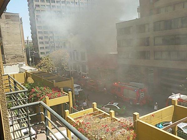 10 compañías de bomberos trabajan en incendio que afecta a dos restaurantes en pleno centro de Santiago