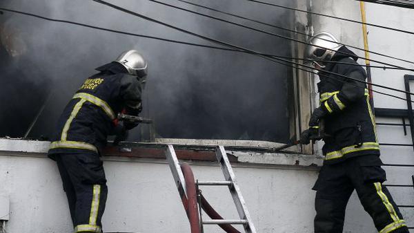 Con problemas de agua Bomberos combatió incendio en fábrica de puertas en San Bernardo