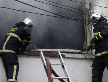 Con problemas de agua Bomberos combatió incendio en fábrica de puertas en San Bernardo