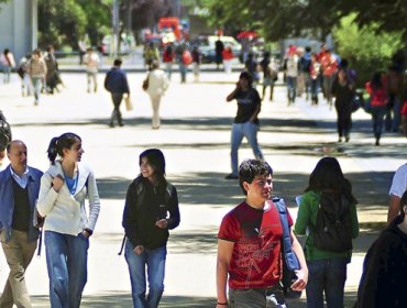 Mineduc entregó más de 113.000 becas y créditos a alumnos que ingresan a la educación superior en 2015