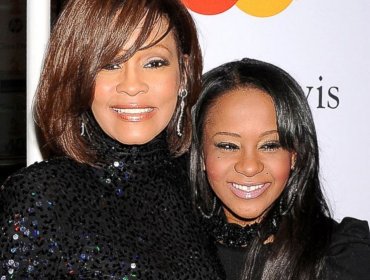 Ex novio de Bobbi Kristina Brown: “Ella podría haber intentado suicidarse para morir como su madre”