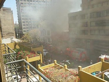 10 compañías de bomberos trabajan en incendio que afecta a dos restaurantes en pleno centro de Santiago