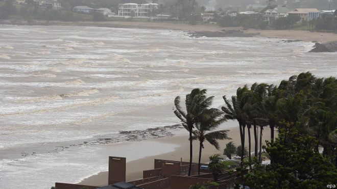 El poderoso ciclón Marcia azota el noreste de Australia