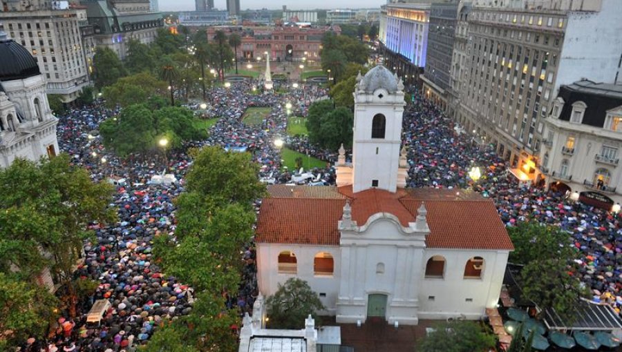 Argentinos realizan masiva “marcha del silencio” en memoria del fiscal Alberto Nisman