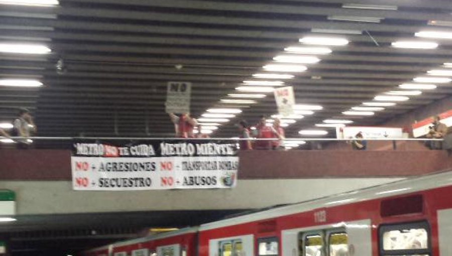 Trabajadores de Metro protestan en Baquedano