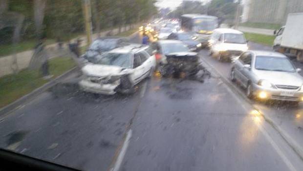 Varias personas lesionadas deja colisión múltiple en cercanías del Parque O’Higgins de Santiago