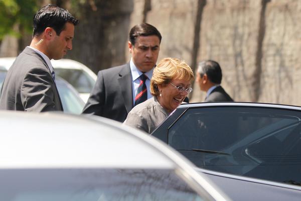 Presidenta Bachelet anticipa término de sus vacaciones y viaja de regreso rumbo a la capital