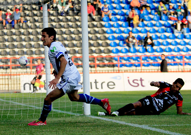 Huachipato gana y complica a los "Pumas" con el descenso