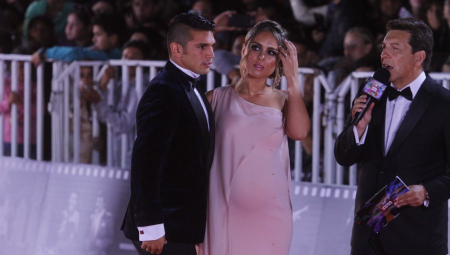 Con 8 meses de embarazo: Las fotos de Maura Rivera y Mark González en la Gala del Festival