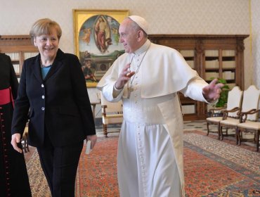 Merkel expresa al papa su compromiso por alcanzar la pacificación en Ucrania