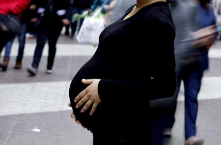 Tasa de fecundidad en mujeres jóvenes disminuyó, mientras que subió el uso de la “píldora del día después”