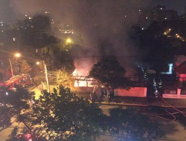 Bomberos controló rápidamente incendio que afectó restaurante brasileño en la comuna de Ñuñoa esta madrugada