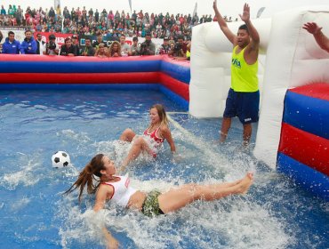 Todas mojadas: Candidatas a reina se lucieron en el fútbol acuático