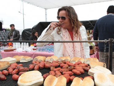 La candidata a Reina Kathy Salosny ofreció un cordero al palo para toda la prensa