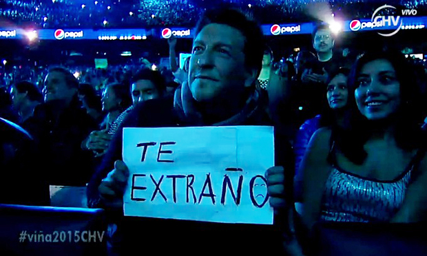Julio César Rodríguez mostró curioso y emotivo cartel durante show de Ricardo Arjona