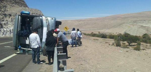 Al menos 4 muertos y 20 heridos deja el volcamiento de un bus de pasajeros al interior de Iquique