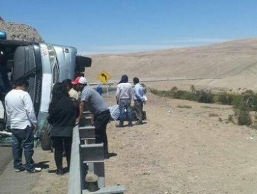 Al menos 4 muertos y 20 heridos deja el volcamiento de un bus de pasajeros al interior de Iquique